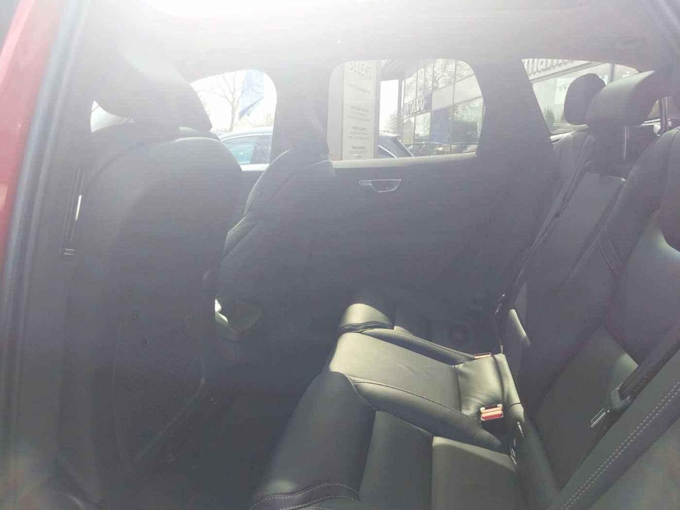 Volvo  B4 Plus Dark 'belüftete Sitze, Panorama'