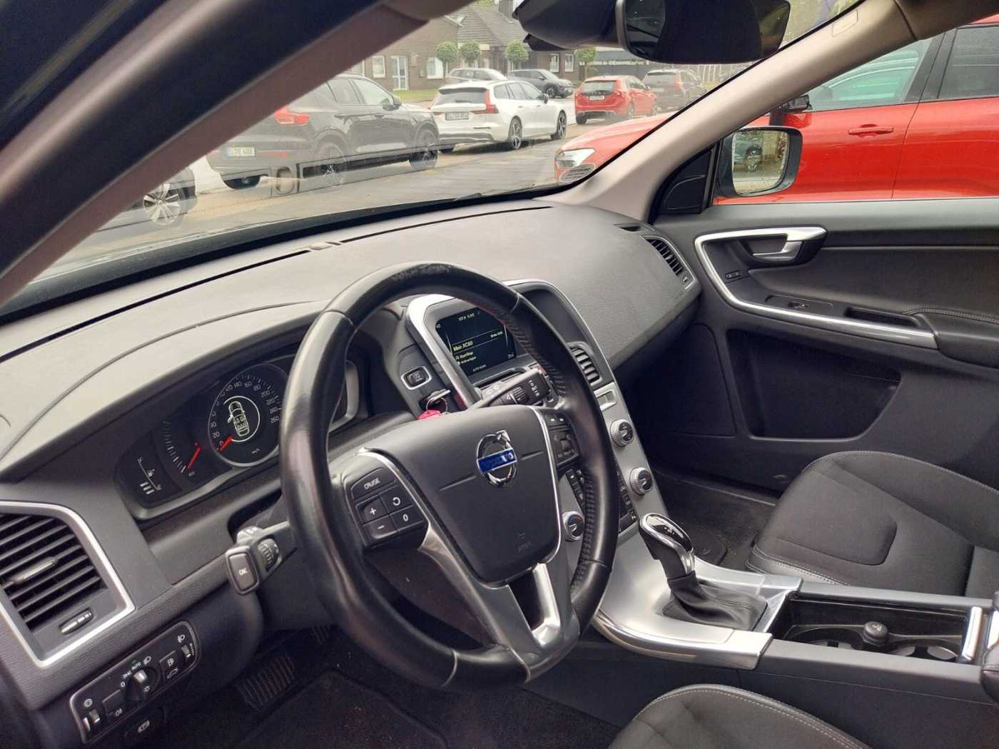 Volvo  Momentum 2WD