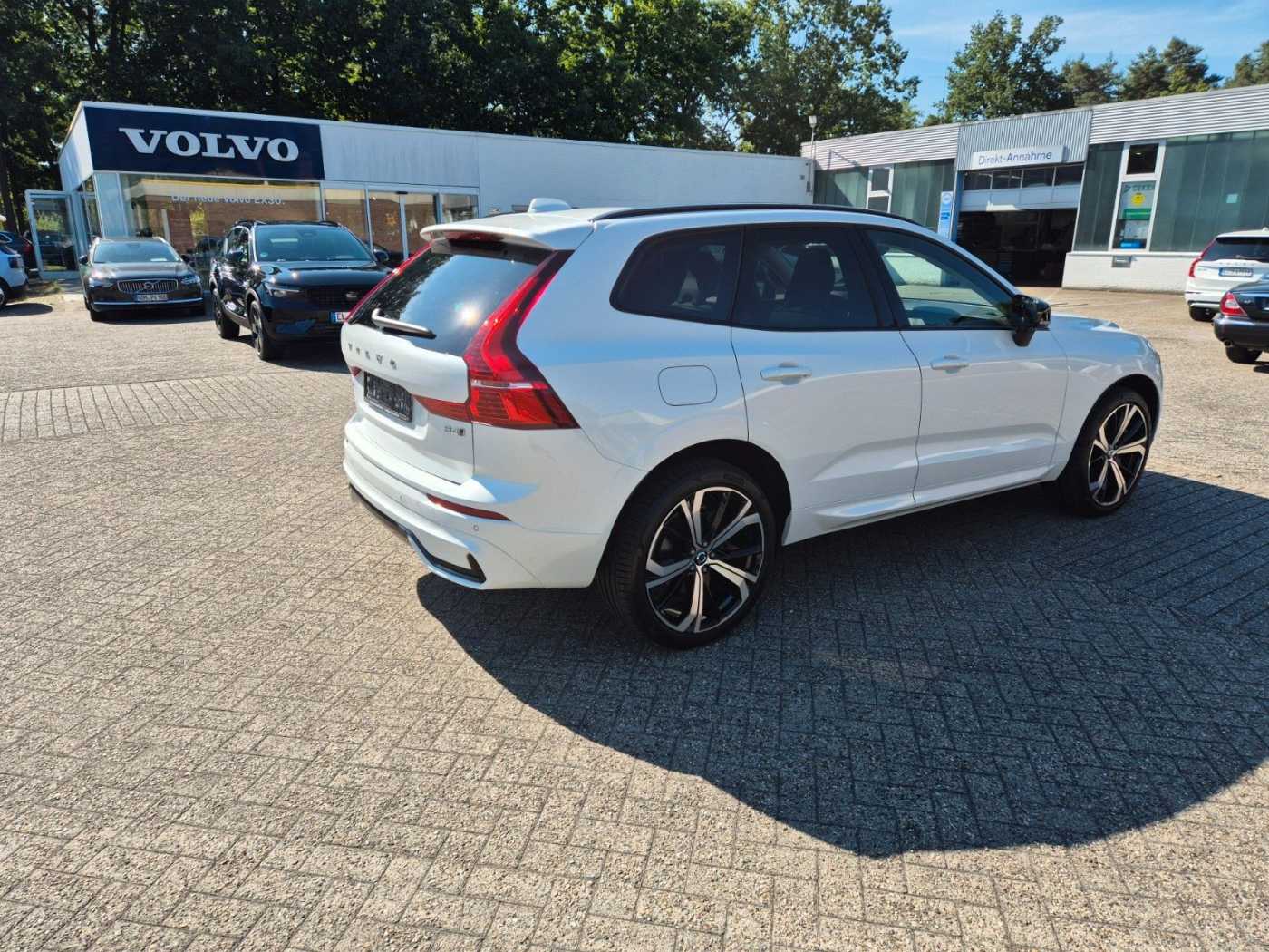 Volvo  Ultimate Dark AWD B4