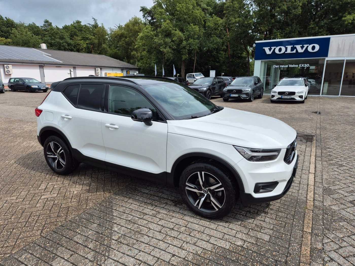 Volvo  R-Design  D4 AWD