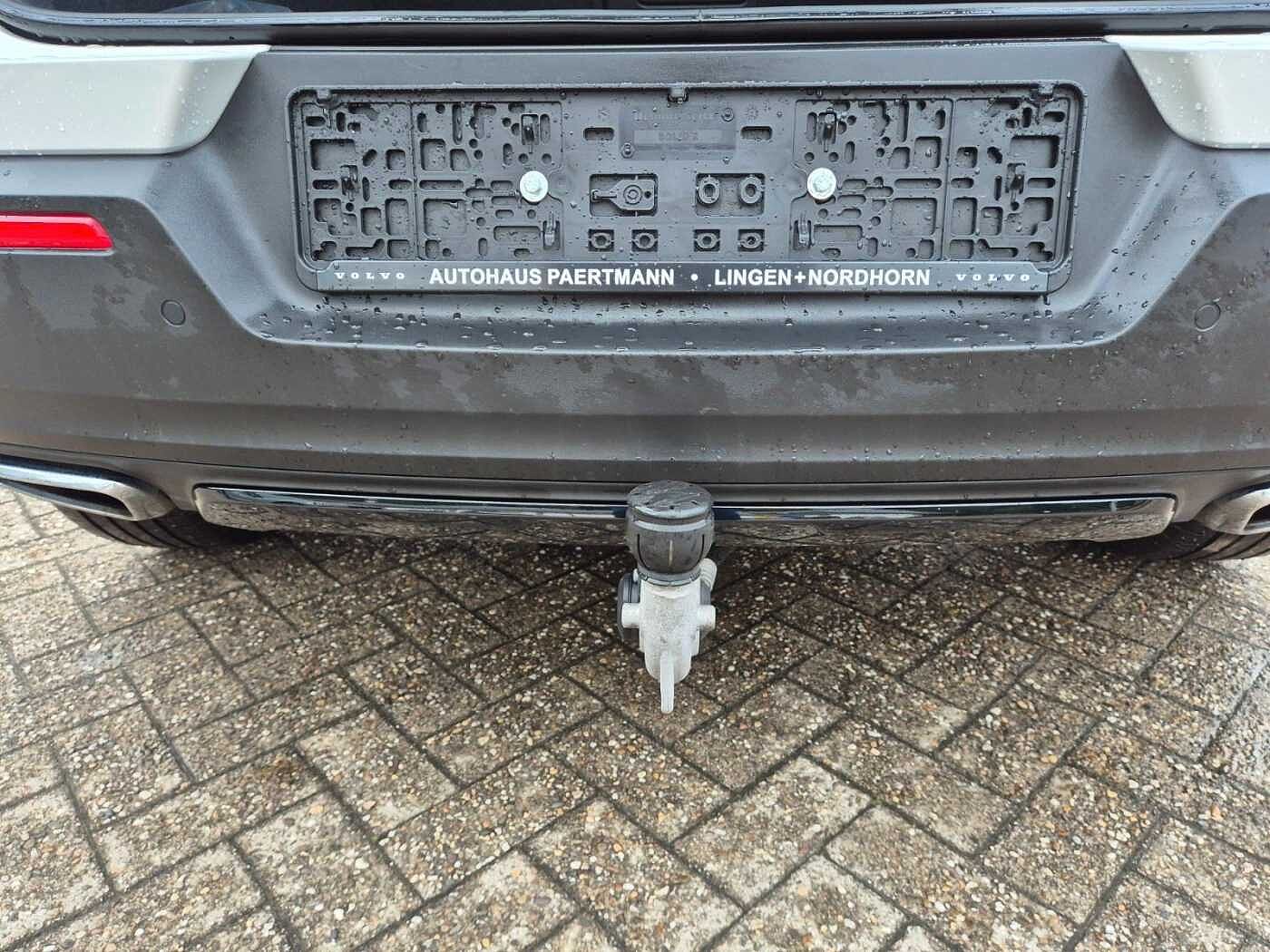 Volvo  R-Design  D4 AWD