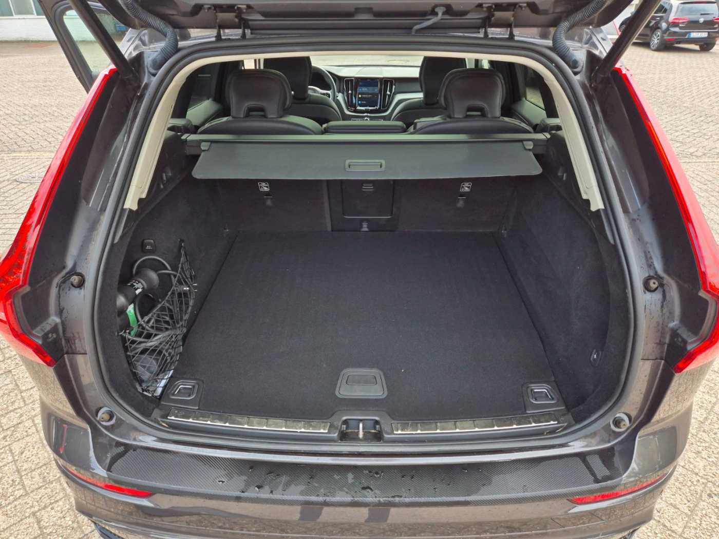 Volvo  Plus Dark Recharge Plug-In Hybrid AWD