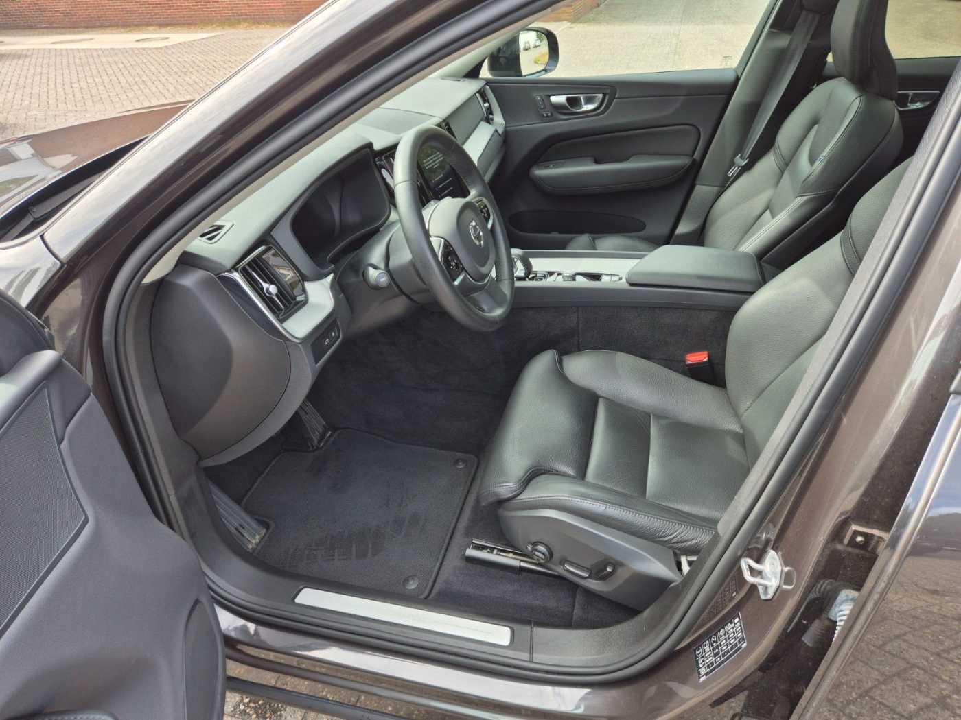 Volvo  Plus Dark Recharge Plug-In Hybrid AWD