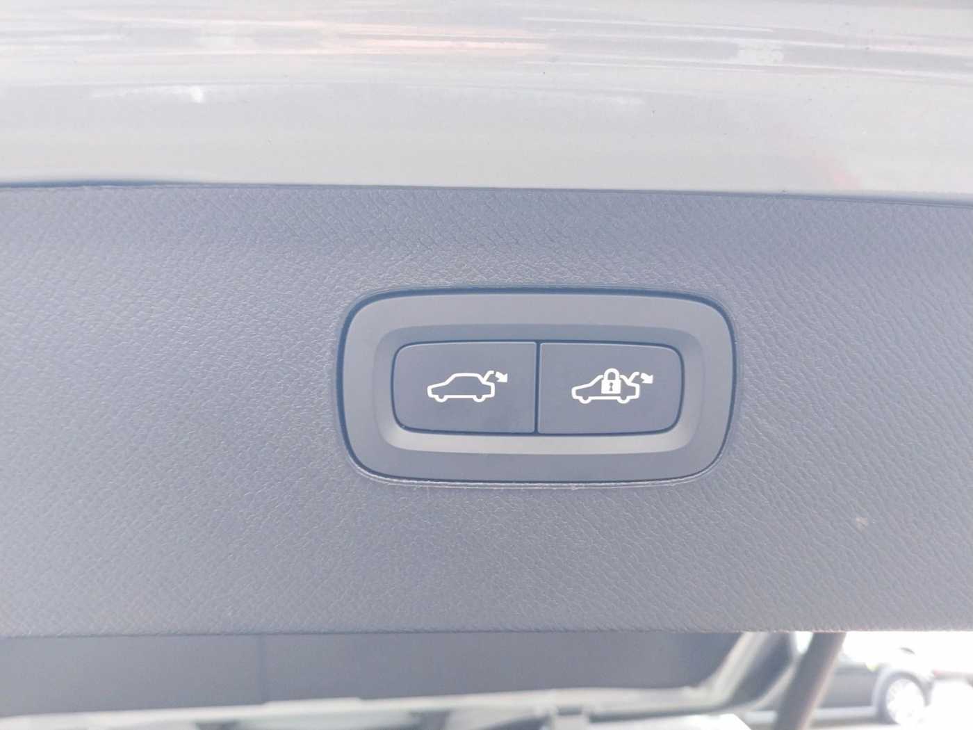 Volvo  Plus Dark Recharge Plug-In Hybrid AWD