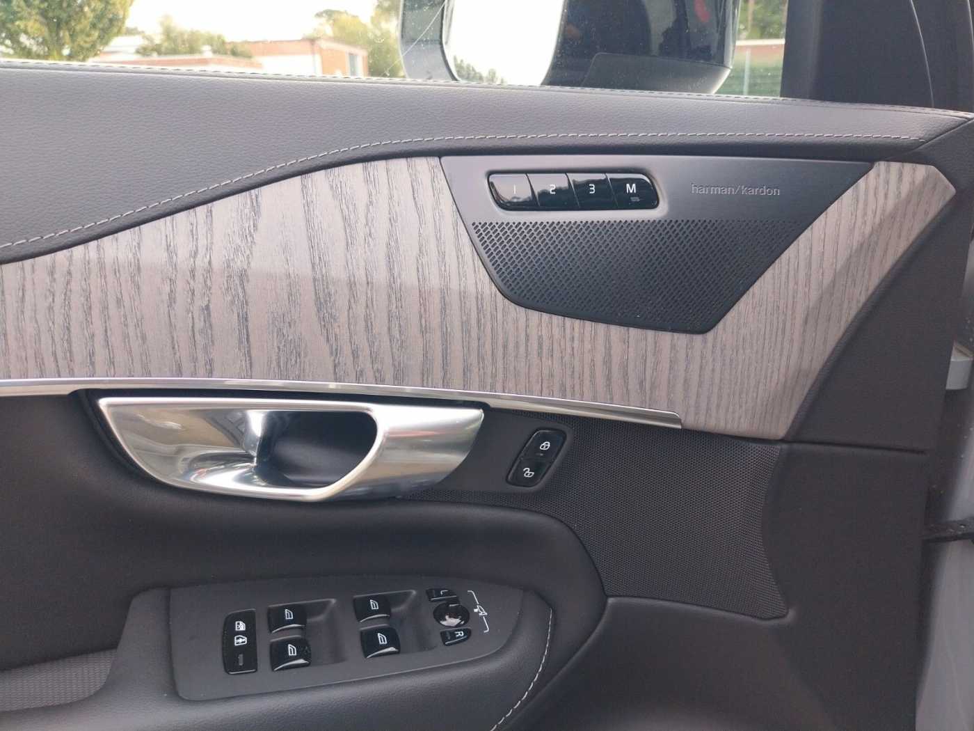 Volvo  Plus Dark Recharge Plug-In Hybrid AWD
