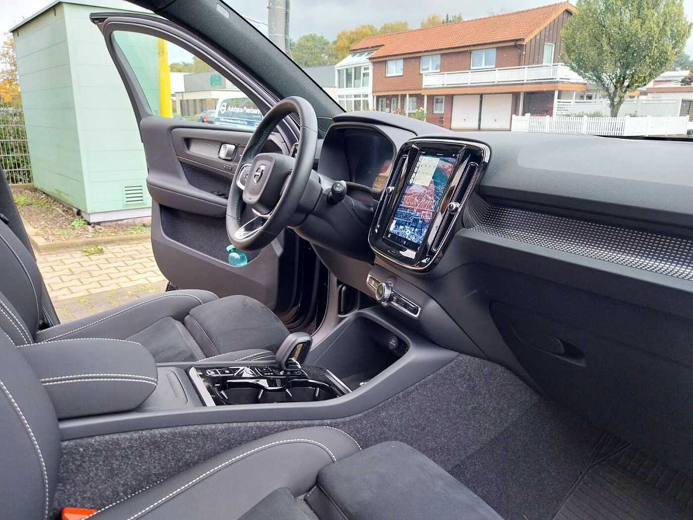 Volvo  B4 Ultra Black Edition 2WD