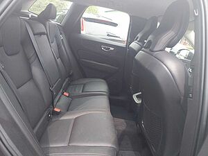 Volvo  B4 Momentum Pro 2WD