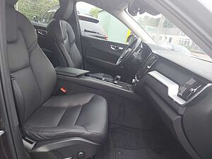 Volvo  B4 Momentum Pro 2WD