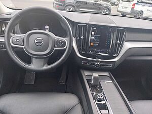 Volvo  B4 Momentum Pro 2WD