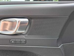 Volvo  R-Design  D4 AWD