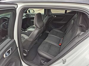 Volvo  R-Design  D4 AWD