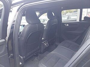 Volvo  B4 Ultra Black Edition 2WD