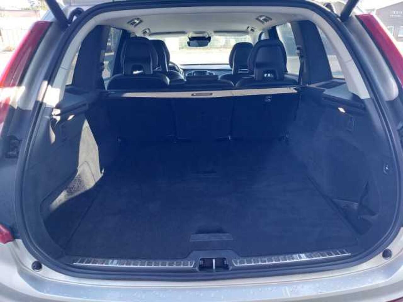 Volvo  D5 Momentum AWD LED, AHK, Navi,