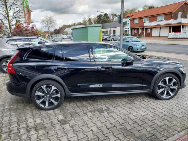 Volvo  B4 Cross Country Plus AWD Pano. AHK