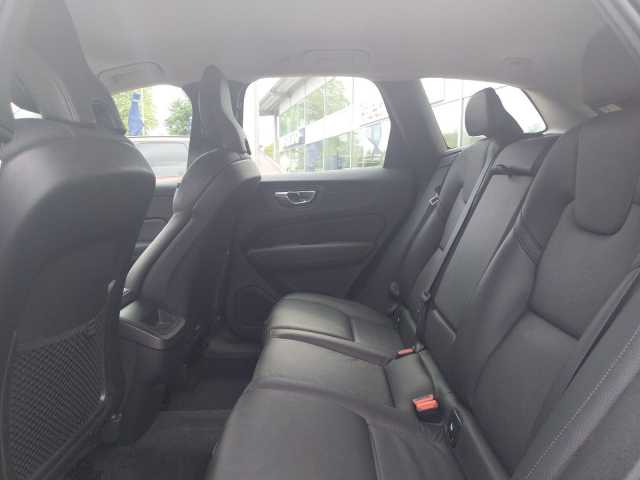 Volvo  B4 Momentum Pro 2WD