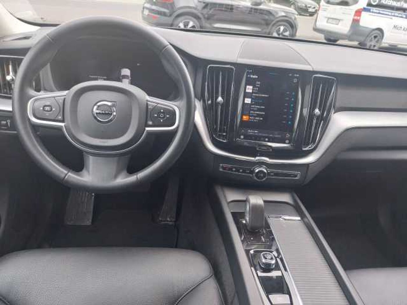 Volvo  B4 Momentum Pro 2WD