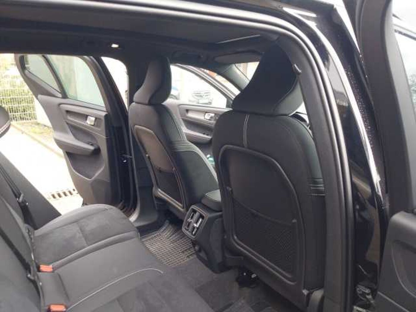 Volvo  B4 Ultra Black Edition 2WD