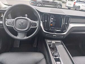 Volvo  B4 Momentum Pro 2WD