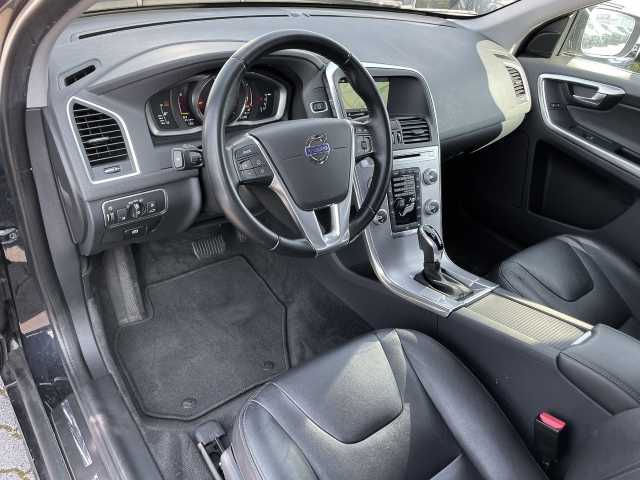 Volvo  Summum 2WD D3 DPF Navi Leder digitales Cockpit Memory Sitze Soundsystem Bi-Xenon