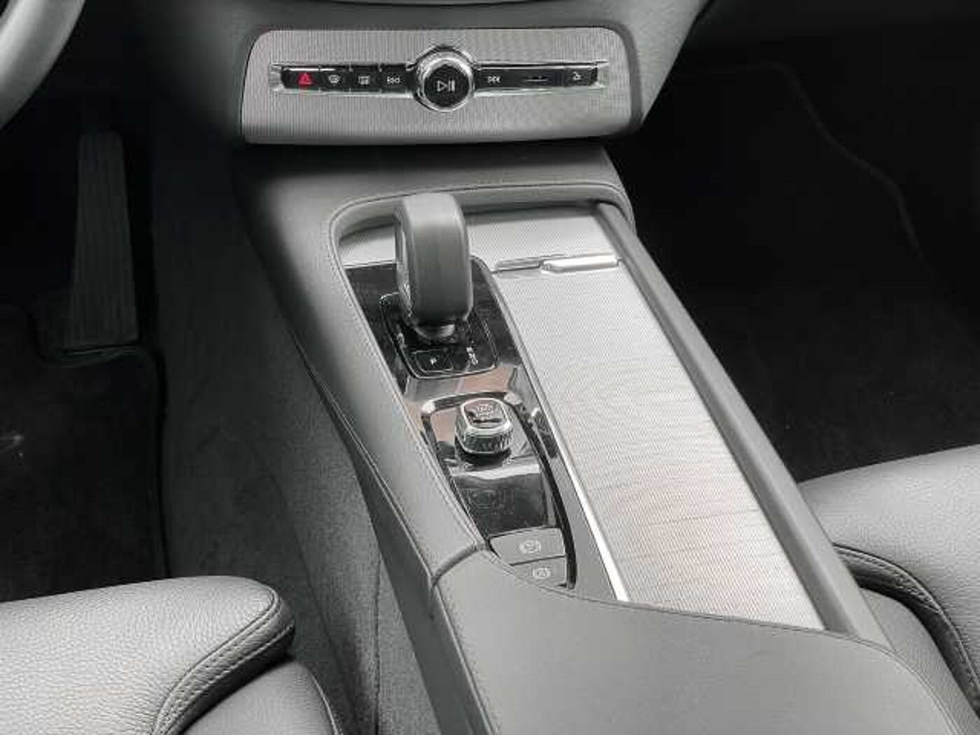 Volvo  Plus Bright AWD B5 Diesel EU6d 7-Sitzer Allrad AD StandHZG digitales Cockpit Mem