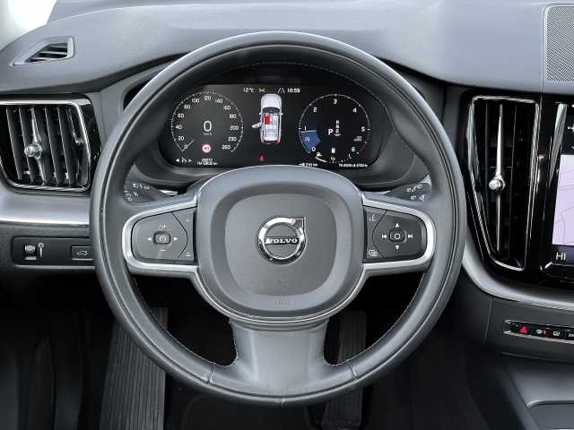 Volvo  Momentum Pro AWD B4 Diesel EU6d Allrad StandHZG Navi digitales Cockpit Soundsyst