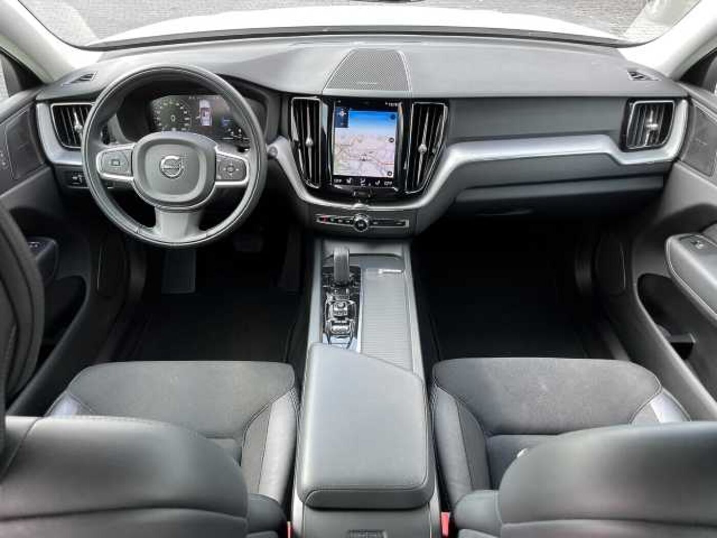 Volvo  Momentum Pro AWD B4 Diesel EU6d Allrad StandHZG Navi digitales Cockpit Soundsyst