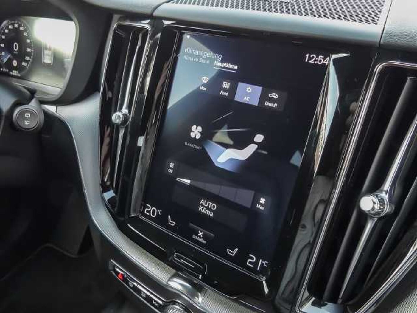 Volvo  R Design 2WD D4 EU6d-T Navi digitales Cockpit Soundsystem HarmanKardon LED Kurve