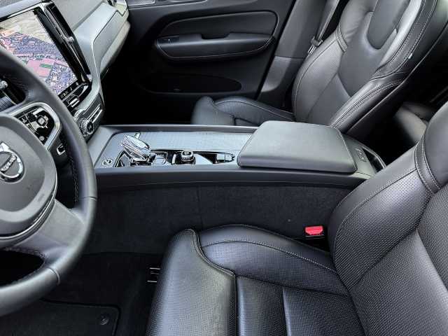 Volvo  Plus Black Edition AWD B5 Benzin EU6d AHK digitales Cockpit Memory Sitze Soundsy