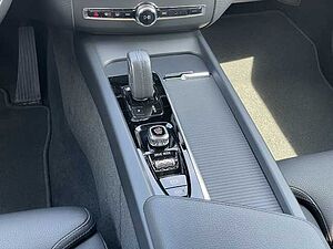 Volvo  Momentum Pro AWD B4 Diesel EU6d Allrad Navi Leder digitales Cockpit Soundsystem