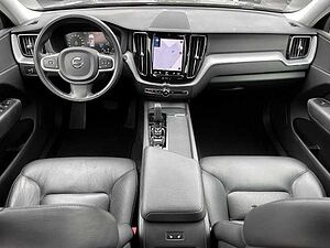 Volvo  Momentum Pro AWD B4 Diesel EU6d Allrad StandHZG Navi Leder digitales Cockpit