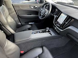 Volvo  Plus Dark 2WD B4 Benzin EU6d digitales Cockpit Memory Sitze Soundsystem LED