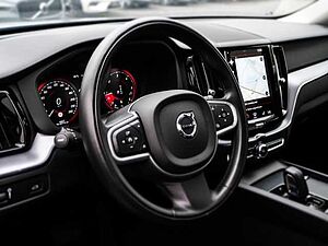 Volvo  Momentum Pro AWD B4 Diesel EU6d Allrad StandHZG Navi Leder digitales Cockpit