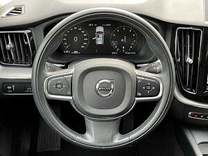 Volvo  Momentum Pro 2WD B4 Benzin EU6d Navi Leder digitales Cockpit Memory Sitze Sounds