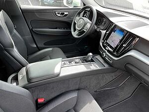 Volvo  Momentum Pro AWD B4 Diesel EU6d Allrad StandHZG Navi digitales Cockpit Soundsyst