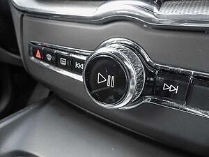 Volvo  R Design 2WD D4 EU6d-T Navi digitales Cockpit Soundsystem HarmanKardon LED Kurve