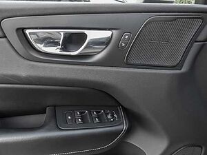 Volvo  R Design 2WD D4 EU6d-T Navi digitales Cockpit Soundsystem HarmanKardon LED Kurve