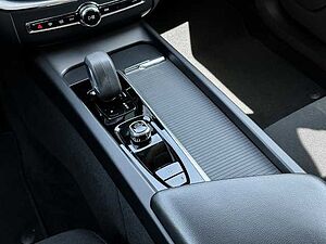 Volvo  Momentum Pro 2WD B4 Diesel EU6d AHK digitales Cockpit Soundsystem LED Kurvenlich