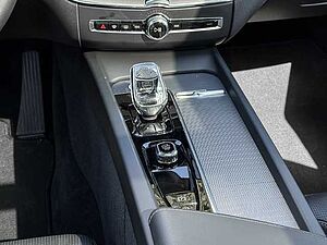 Volvo  Plus Black Edition AWD B5 Benzin EU6d AHK digitales Cockpit Memory Sitze Soundsy