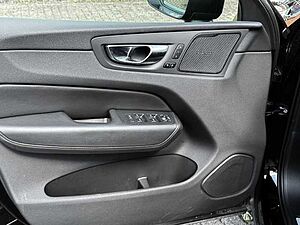 Volvo  Plus Black Edition AWD B5 Benzin EU6d AHK digitales Cockpit Memory Sitze Soundsy