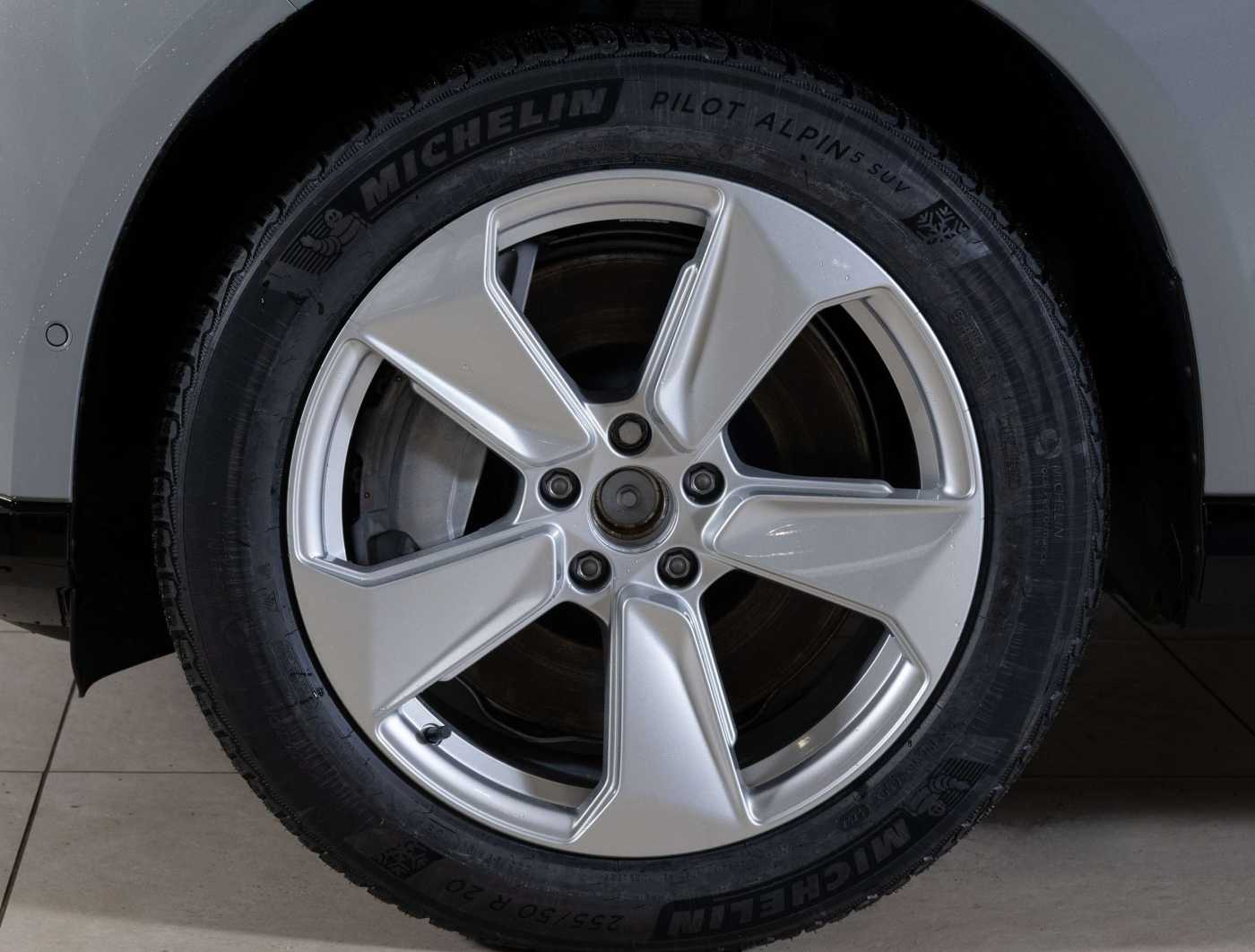 Volvo  Ultra Twin Motor AWD  7-Sitzer Panoramadach CARE