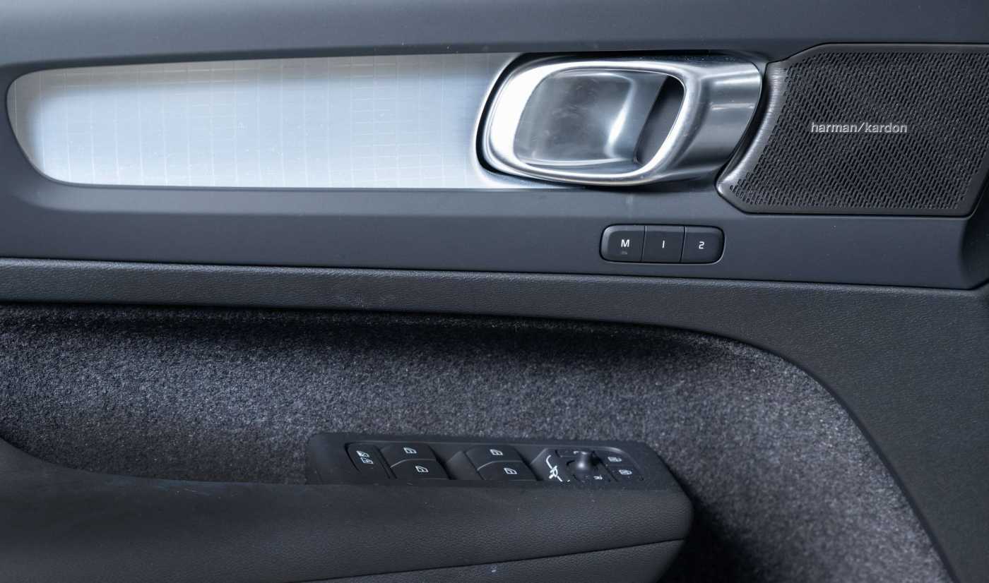Volvo  B4 Plus Dark 2WD Navi ACC 2-Zonen-Klimaautomatik