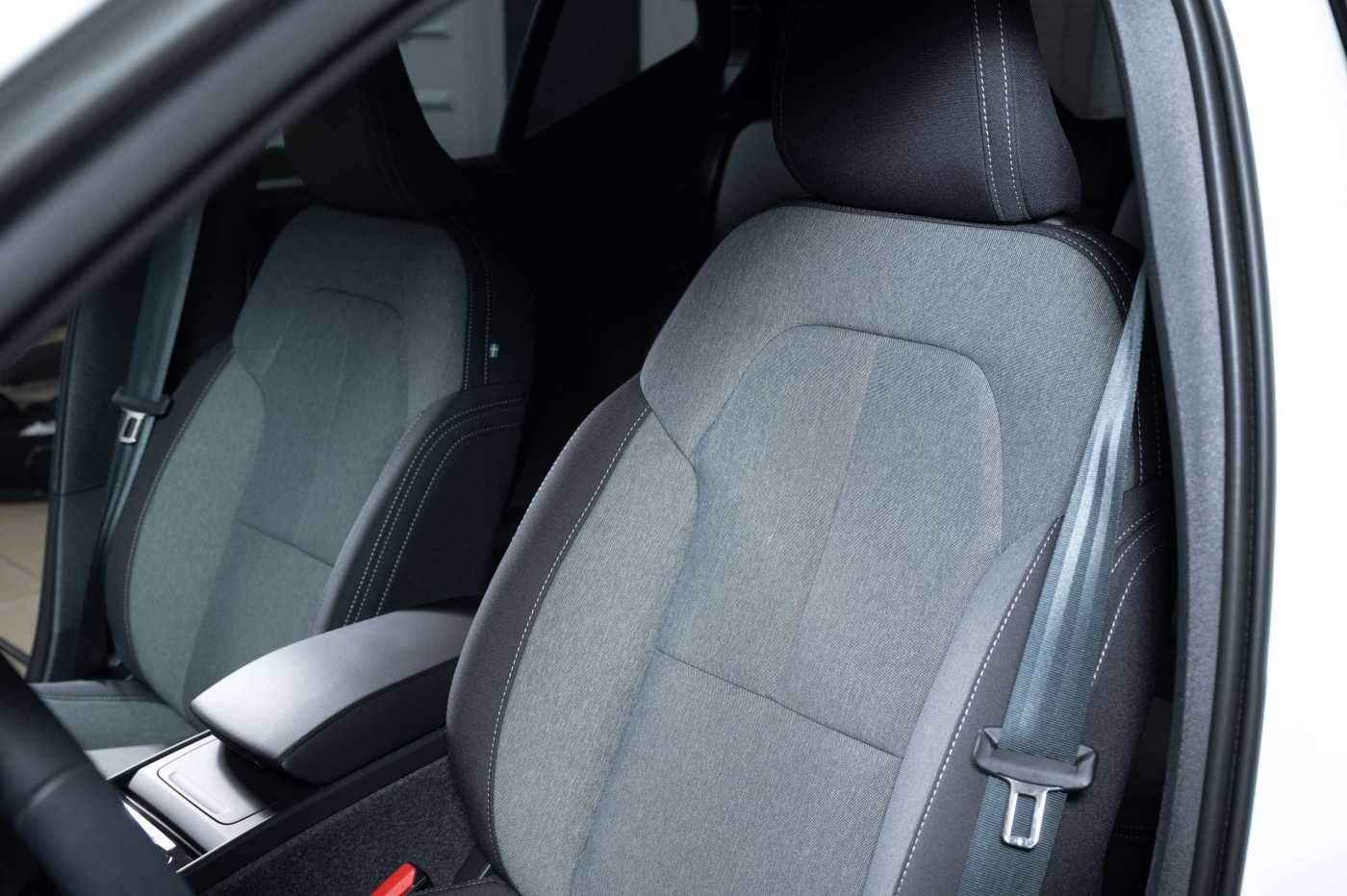 Volvo  B4 Plus Dark 2WD Navi ACC 2-Zonen-Klimaautomatik
