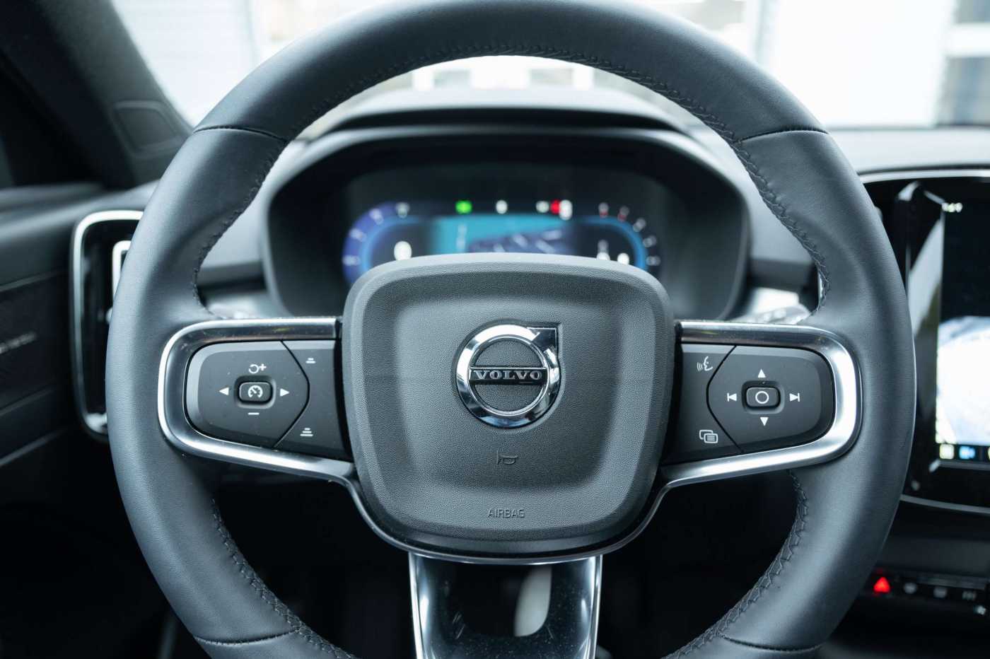 Volvo  B4 Plus Dark 2WD Navi ACC 2-Zonen-Klimaautomatik