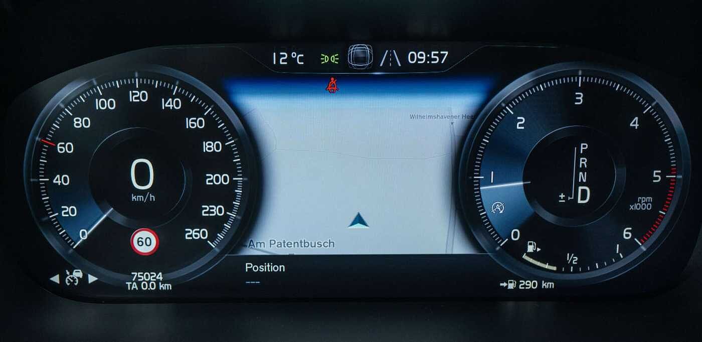 Volvo  D4 Momentum Pro 2WD Navi ACC Kamera AHK Met.