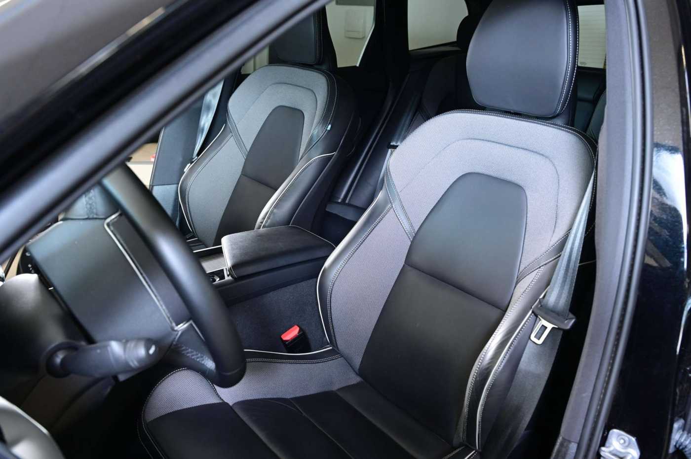 Volvo  B4  AWD R-Design Navi ACC