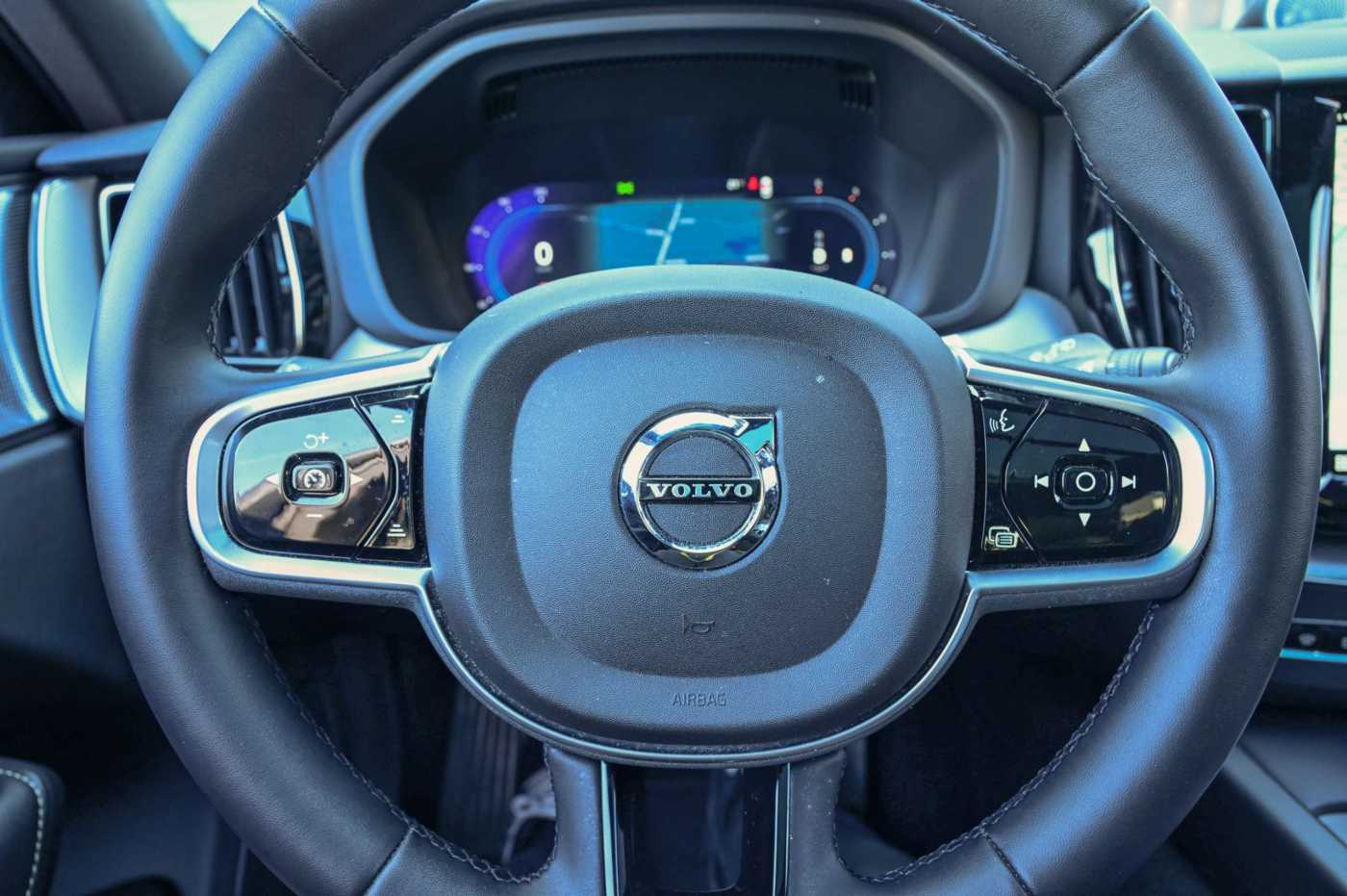 Volvo  B4  AWD R-Design Navi ACC