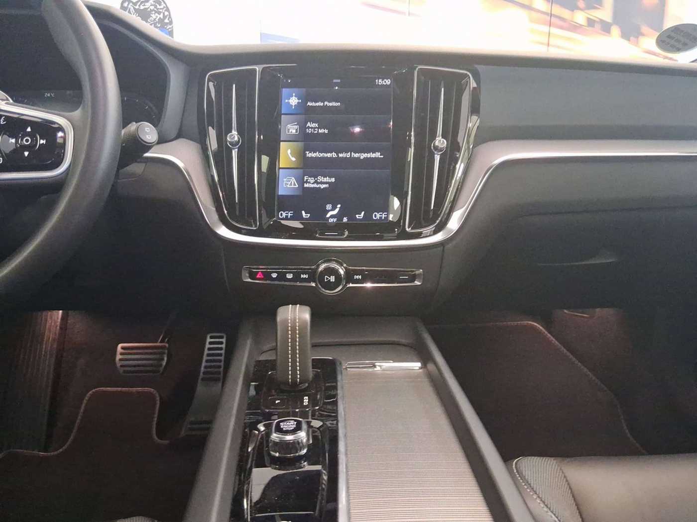 Volvo  B4  R Design Navi ACC Panoramaschiebedach