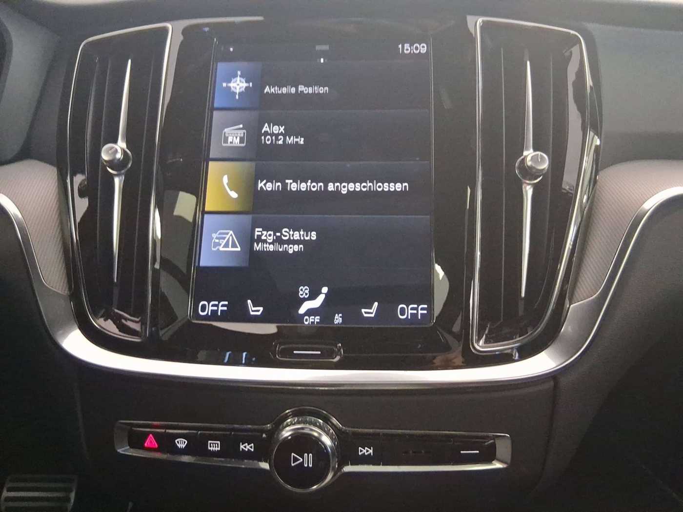 Volvo  B4  R Design Navi ACC Panoramaschiebedach