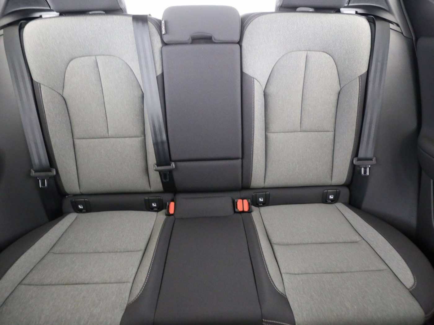 Volvo  B4 Plus Dark Navi ACC Panoramaschiebedach