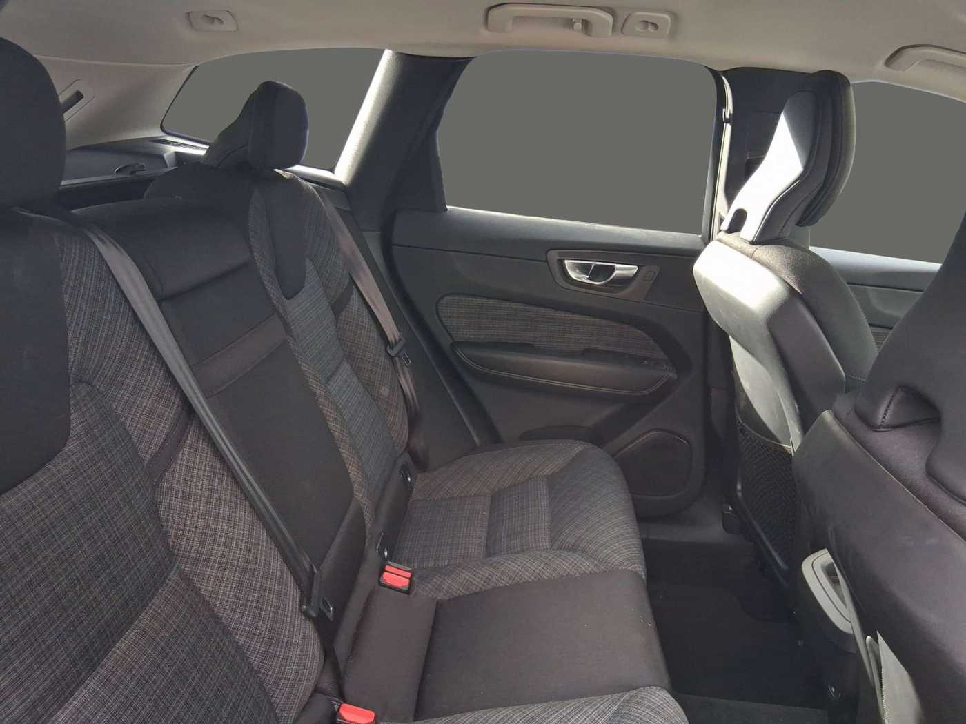 Volvo  B4 Core Navi ACC Kamera 2-Zonen-Klimaautomatik